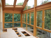 2- flügelige Fenster mit Unterlicht festverglast im Blendrahmen, sowie Dreieckfenster  im Farbton Oregon