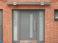 Haustürelement mit festen Seitenteilen im Farbton Basaltgrau, mit Schriftzug im Glas