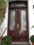 2- flügelige Haustür mit wärmegedämmten, abgeplatteten Holzfüllungen, mit Oberlicht festverglast, mit Zierkämpfer und gedrechselter Schlageleiste