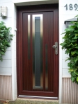 Haustür im Farbton mahagoni, mit Edelstahlapplikationen, Glas satiniert
